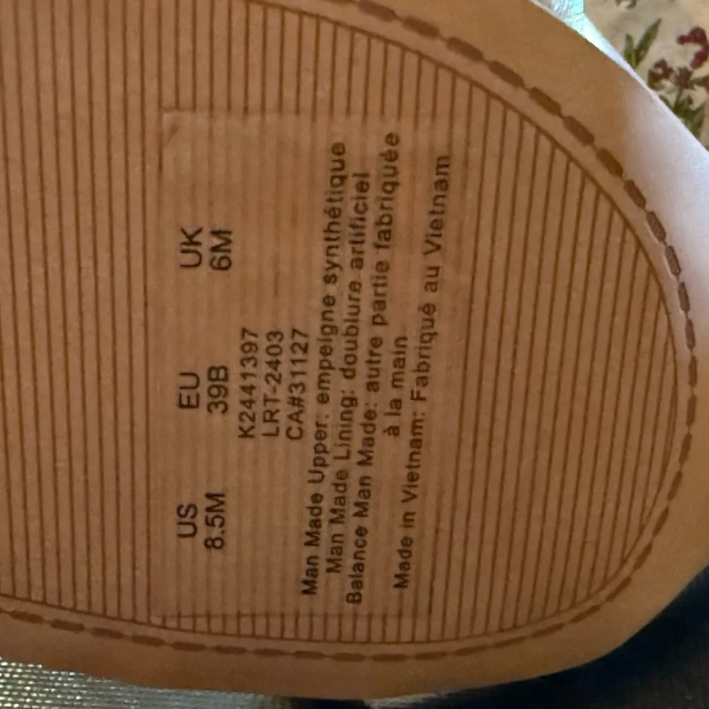 New DKNY Metallic Silver Block 2.5” Heel Sandals Trixie mid ankle size 8.5 - Picture 5 of 9